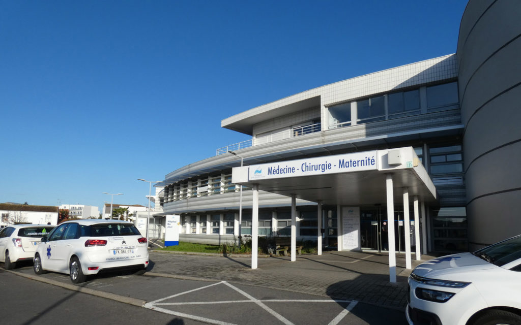 Entrée principale de l'hôpital de Challans vue de l'extérieur