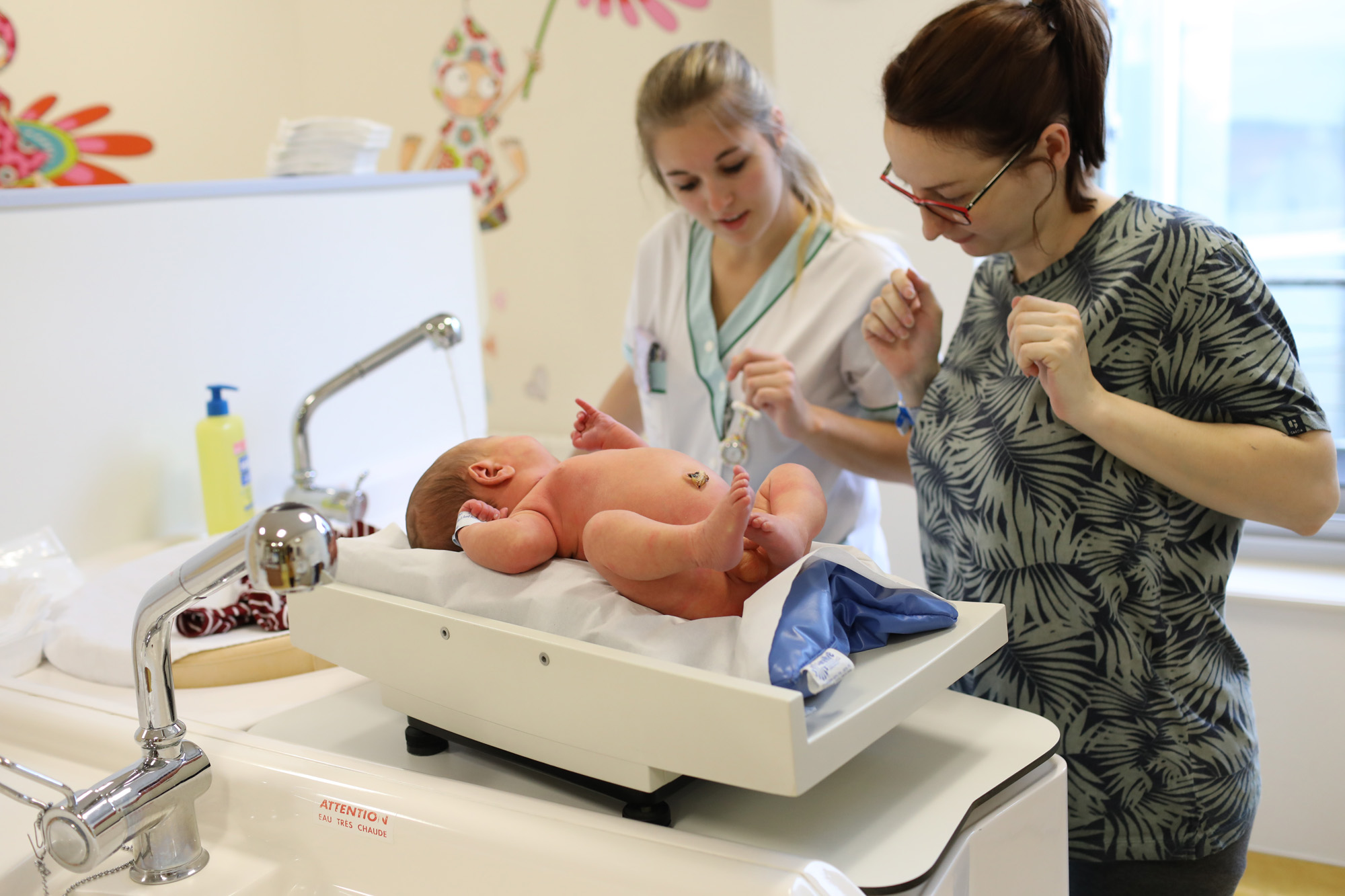 Pédiatre qui prend le rythme cardiaque d'un bébé au stéthoscope à la maternité du CHLVO Pédiatre qui prend le rythme cardiaque d'un bébé au stéthoscope à la maternité du CHLVO