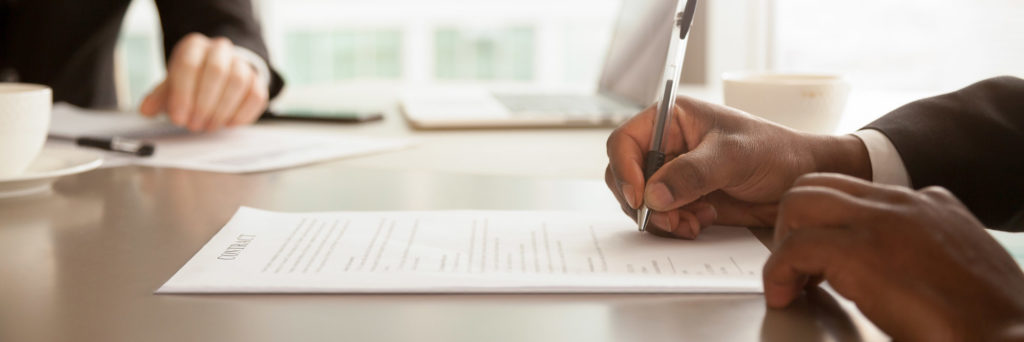 Signature de contrat entre deux partis