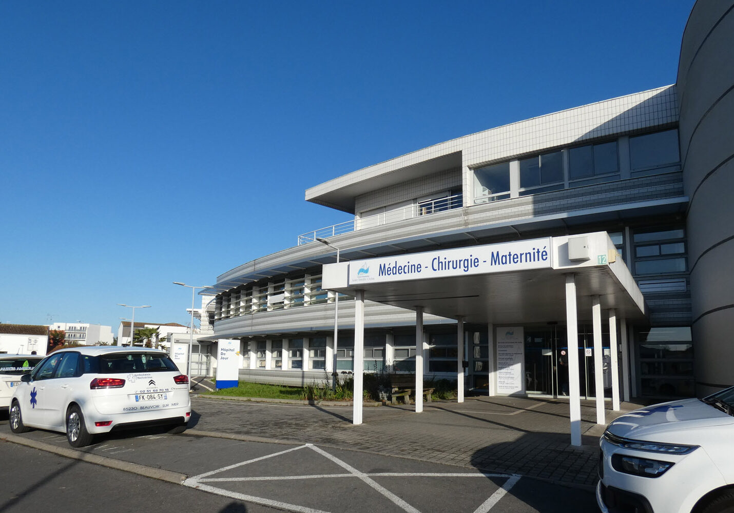 Entrée principale de l'hôpital de Challans vue de l'extérieur