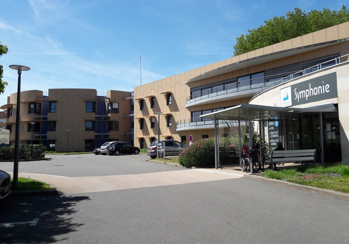 Entrée principale de l'hôpital de Machecoul vue de l'extérieur