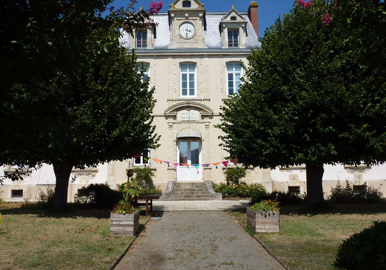 Entrée principale de hôpital Saint-Gilles vue de l'extérieur